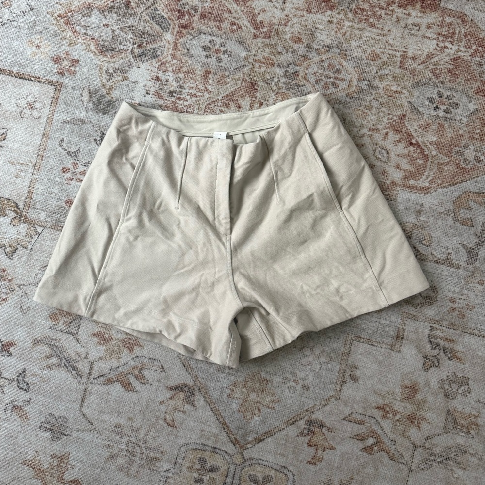 DISCONTINUED Lululemon Utilitech Relaxed Fit High
Rise Shorts